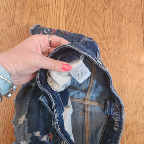 AMERICAN eagle embroidered cut off hi rise shorties 6 - Picture 4 of 5